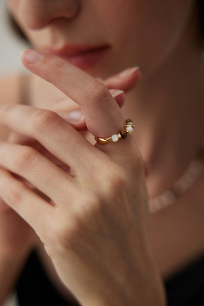 Chic Vintage Gold Ring with Tiger's Eye and Mother of Pearl in 925 Silver