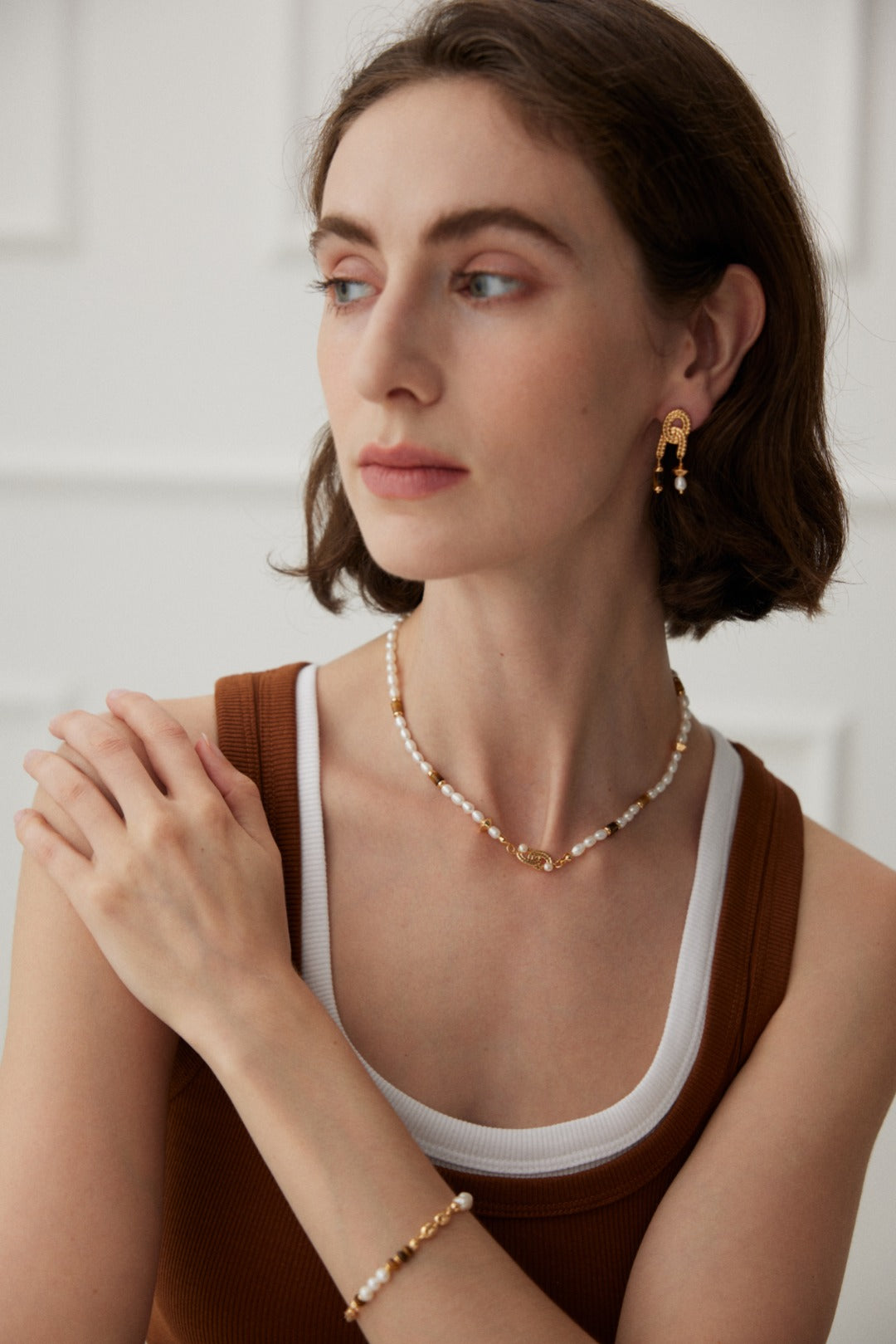 Elegant Tiger's Eye and Pearl Bracelet in Vintage Gold