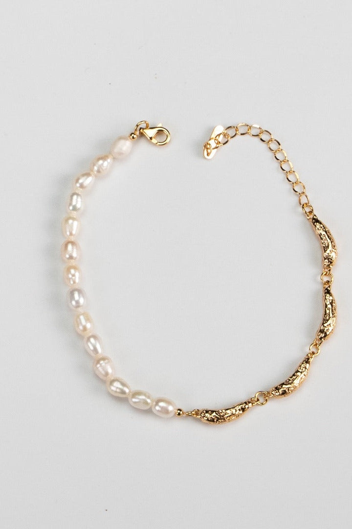 A refined piece from Siren Mode, the Vintage Gold 925 Silver Natural Pearl Bracelet showcases an elegant blend of natural pearls and intricate gold links, complete with an adjustable chain and lobster clasp, elegantly presented on a plain white background.