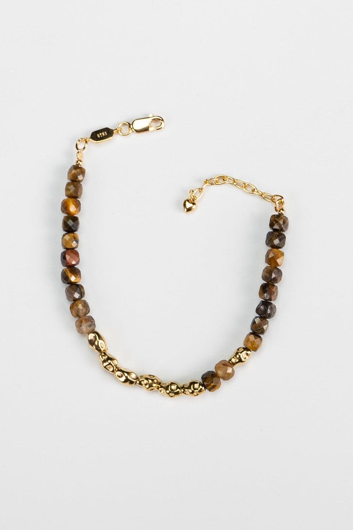 Introducing the Vintage Gold 925 Silver Tiger's Eye Beaded Bracelet by Siren Mode: a delicate vintage gold bracelet adorned with a beautiful mix of brown tiger's eye and gold beads, elegantly connected with a golden chain and clasp. The chain includes an extension for adjustable sizing, and a small black tag is attached to the clasp. This sophisticated accessory is showcased against a pristine white background.